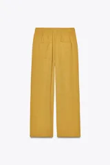 Pantalón color verde oliva de tiro alto, corte ancho y largo 7/8. Tiene cintura elástica ajustable con cordón, bolsillos de plastrón en delantero y espalda.