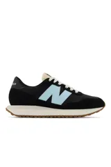 Zapatillas deportivas de corte bajo, color negro con detalles en azul claro, con suela de goma para mejor tracción.