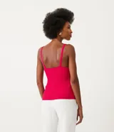 Blusa tipo musculosa de punto acanalado color fucsia, con escote en V y tirantes finos. Confeccionada con viscosa responsable y poliamida.