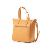 Cartera tote color camel de cuero sintético, con doble asa corta y correa larga regulable extraíble. Tiene cierre superior, bolsillo frontal con cierre y bolsillos internos abiertos y con cierre.