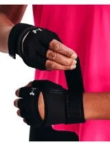 Guantes de entrenamiento Under Armour para mujer, color negro, sin dedos, con logo reflectivo y cierre de velcro ajustable en la muñeca.