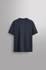 Camiseta deportiva verde militar confeccionada en tejido estructurado, ligero y elástico. Tiene cuello redondo, manga corta y bajo con aberturas laterales. Incluye logo estampado en el bajo.