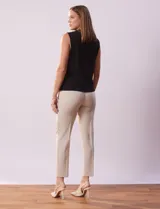 Blusa sin mangas de seda fría color beige, marca Tahari, con cuello volcado.