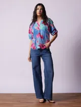 Blusa de gasa estampada marca Sioni, con cuello a la base y escote en V. Tiene mangas 3/4 con terminación fruncida.