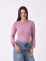 Blusa de manga larga color blanco hueso, con cuello redondo y corte ajustado.