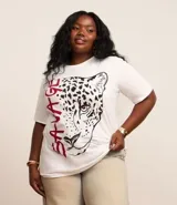 Remera alargada de algodón con cuello redondo y mangas cortas. Estampa de leopardo con lettering Savage.