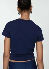 Remera azul de manga corta y cuello redondo, confeccionada en algodón.
