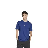 Remera azul de hombre, marca Adidas, con logo pequeño estampado en el pecho.