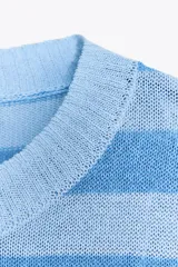 Top de punto celeste con rayas horizontales en azul. Tiene cuello redondo y mangas cortas.