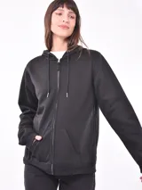 Campera con capucha y cierre frontal, color negro.