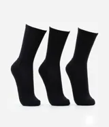 Kit de tres pares de medias deportivas largas de algodón blanco.