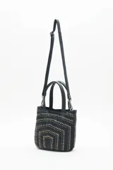 Cartera tote negra de cuero vacuno con tachas metálicas plateadas y doradas. Tiene doble asa corta y correa larga desmontable. Forro interior de algodón.