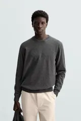 Jersey de hombre regular fit, color negro, tejido en hilatura de lana cashmere. Cuello redondo y manga larga con terminaciones en rib.