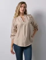 Blusa color beige de poliéster con escote en V y mangas 3/4 regulables con presilla y botón.