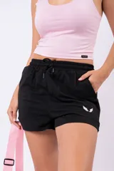 Short deportivo color gris melange, de tiro alto con elástico y cordón ajustable en la cintura. Presenta un pequeño logo bordado de un pájaro en la pierna derecha.