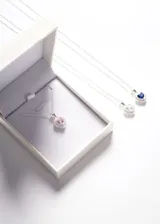 Cadena plateada con dije de corazón con circonia blanca.