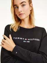 Remera negra de manga larga Tommy Hilfiger, confeccionada en algodón orgánico, con cuello redondo y logo estampado en el pecho.