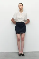 Blusa celeste a rayas verticales con cuello mao, mangas cortas y lazo en el frente.