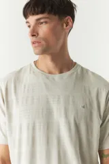 Remera color verde militar con textura a rayas horizontales, cuello redondo y logo bordado en el pecho. Corte clásico.