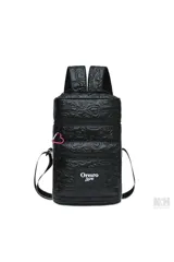 Mochila negra con diseño acolchado de corazones y logo de Las Oreiro en el frente.