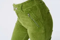 Pantalón de pana verde lima, de tiro alto y corte ajustado.