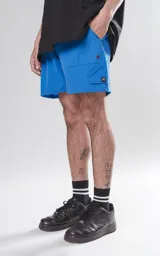 Short de baño azul con calce regular, cuatro bolsillos, elástico en la cintura y cordón para ajustar.