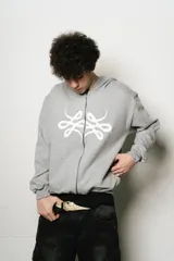 Hoodie gris con cierre, corte regular fit y estampa en el frente.