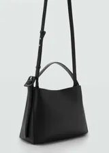 Bolso negro tipo shopper con asa corta ajustable y asa larga desmontable, cierre de imán interior y bolsillo interior con cremallera.