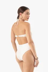 Traje de baño enterizo color blanco con textura floral, corte strapless, detalle de cuentas de madera en el centro del busto y espalda con cierre dorado.