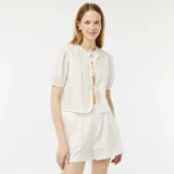 Short blanco con bordados y punto calado, de corte recto y cintura alta.