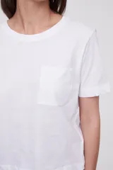 Remera holgada de algodón gris con bolsillo en el pecho y mangas cortas.