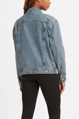 Campera de jean celeste Levi's Ex-Boyfriend Trucker, de corte holgado y largo a la cadera.