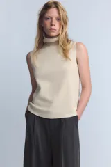 Top gris de cuello alto y sin mangas.