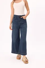 Pantalón jean azul oscuro, de corte ancho y tiro alto.