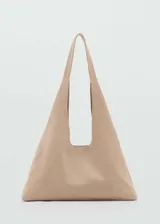 Bolso tote color beige de piel serraje, con forro interior de algodón, asa larga y cierre de botón magnético y cremallera.