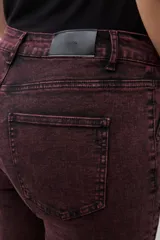 Jean de tiro alto, color bordó con efecto lavado o acid wash, corte oxford o acampanado.