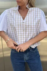 Blusa manga 3/4 con mangas de broderie liviano. Delantera y espalda camisera de algodón a cuadros beige y blanco.