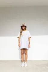 Remerón blanco con cuello redondo y mangas cortas con ribete naranja. Estampado frontal con letras naranjas.