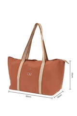 Bolso negro tipo tote con asas de hombro de cinta blanca. Tiene un bolsillo externo con botón a presión y cierre superior con cremallera.