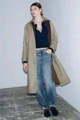 Jeans de mujer tiro medio, corte ancho (baggy) y pierna recta, con efecto lavado azul claro. Presenta cinco bolsillos y bajo acabado con vuelta ancha.