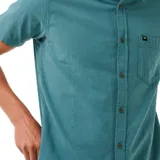 Camisa de manga corta color verde con botones marrones y bolsillo en el pecho.