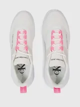 Zapatillas urbanas Calvin Klein Jeans modelo Eva Runner, color blanco con detalles en rosa. Confeccionadas en poliéster reciclado y malla, con cordones rosas y logo de la marca en el lateral.