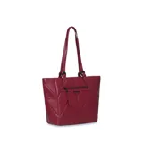 Cartera tipo shopper color marrón con diseño geométrico acolchado. Tiene doble asa de hombro con hebillas ajustables y cierre superior con cremallera. Incluye bolsillo frontal con cremallera y tirador de flecos.