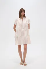 Vestido corto a la rodilla, color blanco con rayas verticales color naranja, de corte holgado, con cuello camisero, mangas cortas y cierre frontal con botones.