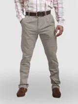 Pantalón chino de gabardina elastizada, corte slim, con bolsillos traseros y detalle de grifa.