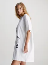 Vestido tipo remera blanco de algodón con logo Calvin Klein bordado en el frente y en las mangas. Tiene corte boyfriend, cuello redondo y mangas cortas.