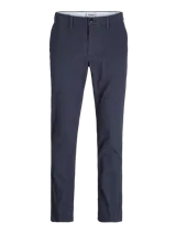 Pantalón chino azul marino de corte regular, con tiro medio, cierre con cremallera, bolsillos estilo chino y dobladillo en la botamanga.