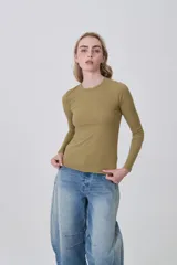 Remera de manga larga color verde oliva, ajustada al cuerpo, con cuello redondo y textura acanalada.