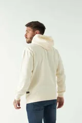 Buzo canguro negro con capucha ajustable y logo estampado.