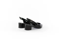 Zapato de charol negro con talón descubierto, punta fina y taco cuadrado de 4 cm.